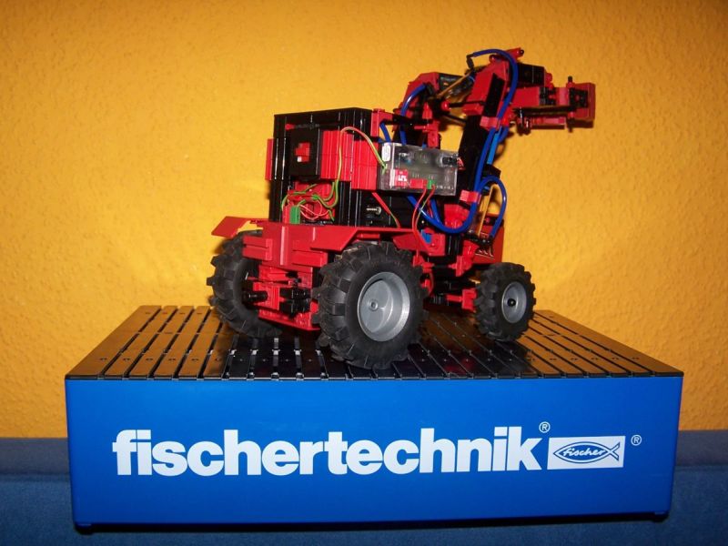 Traktor mit pneumatischem Heuballengreifer 3